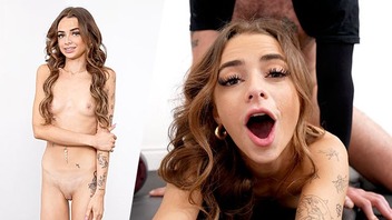 Teen Sex XXX – Petite Hot Babe Gets Fucked & Creampie